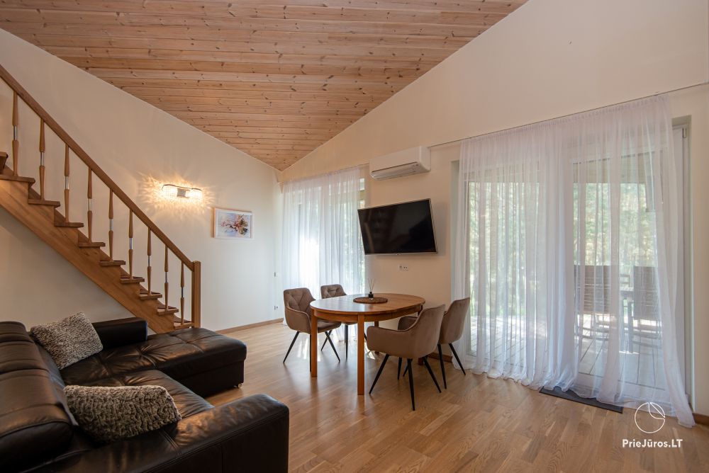 Apartamenty w Kunigiškiai. Taras z widokiem na las sosnowy, 200 m od morza