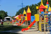 Palanga dzieciecy park: hustawki, gry, mini przejazdzki, kawiarnia, imprezy dla dzieci