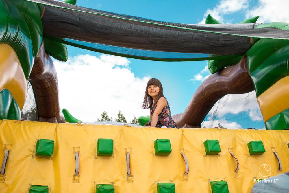 Park Dinozaurów DINO.LT Radailiai w kompleksie "Radailių dvaras" niedaleko Kłajpedy