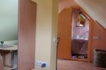 Inne mieszkanie na trzecim piętrze: 1 pokój, mini kuchnia, prysznic, WC. - 2