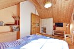 Dwupokojowy apartament na 2 piętrze z osobnym wejściem (2+3) „Miód“
