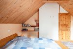 Dwupokojowy apartament na 2 piętrze z osobnym wejściem (2+3) „Miód“