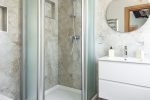 Nr 202 Apartament dwupokojowy (2 + 1) na II piętrze z własnym prysznicem i WC