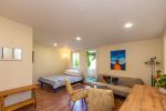 Studio apartment with a private patio - 4