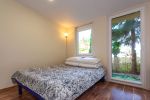 Studio apartment with a private patio - 5